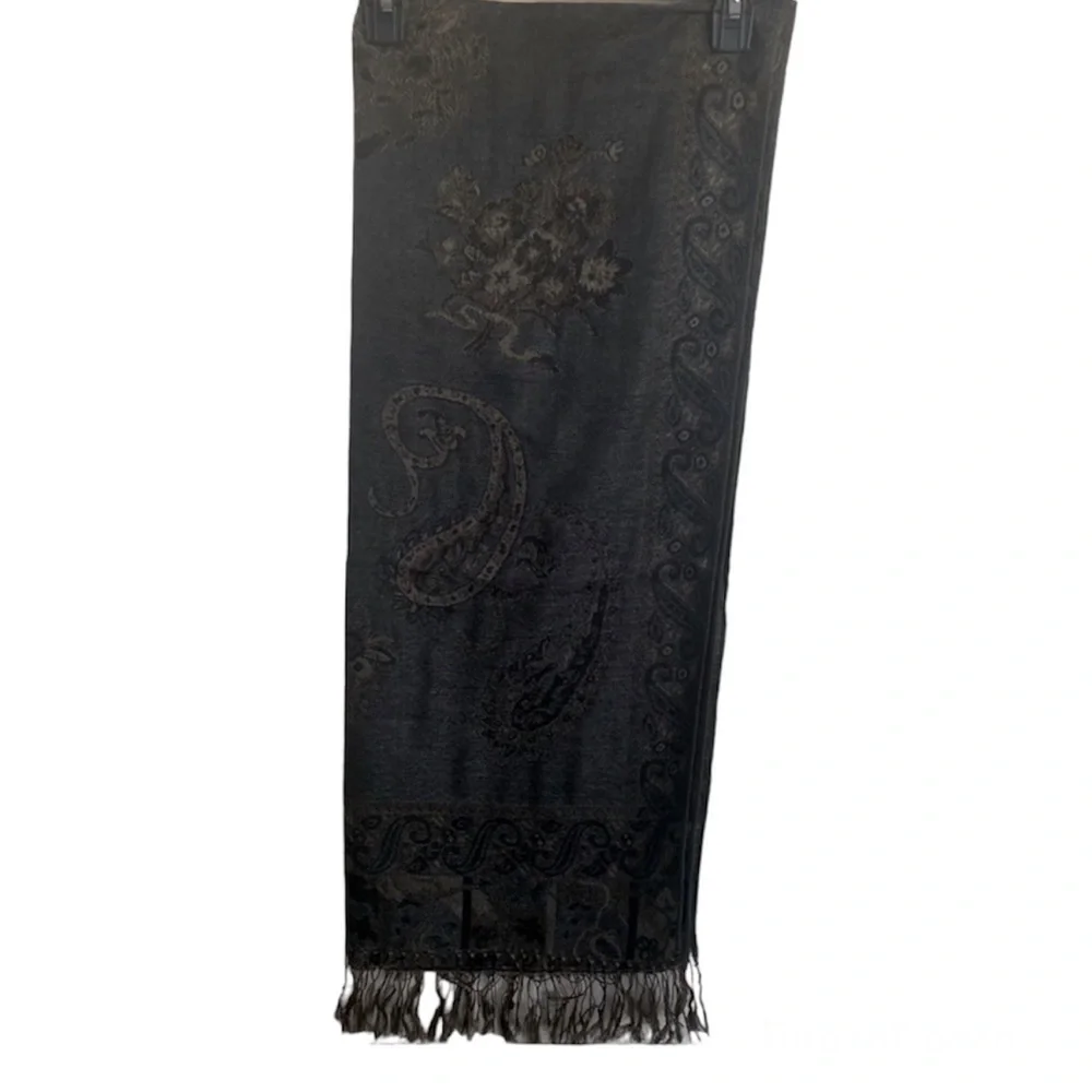Beautiful Paisley style Women’s Scarf NWOT